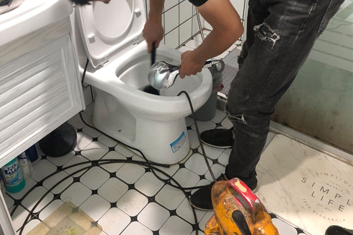 平山马桶堵塞自己疏通还是找师傅?专业上门服务让你省时更省心